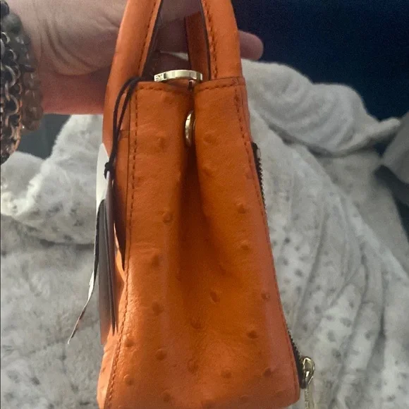 🧡 Adorable DVF Bag!! 🧡 Perfect for Spring!! 🧡 - Picture 8 of 16